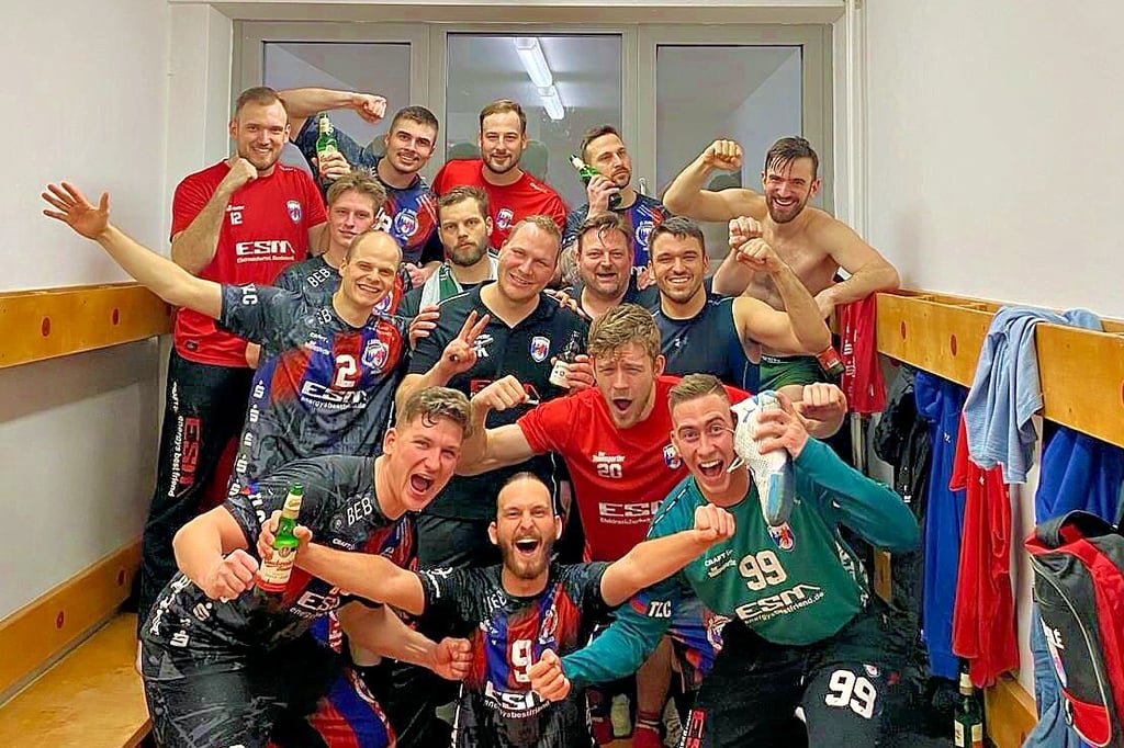 Kabinengruß aus Hannover: die Drittliga-Männer des HCB nach dem 28:21-Sieg beim TSV Anderten.