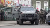 Polizisten an einem gepanzerten Fahrzeug: Am frühen Morgen fand ein Großeinsatz im Berliner Stadtteil Friedrichshain statt.