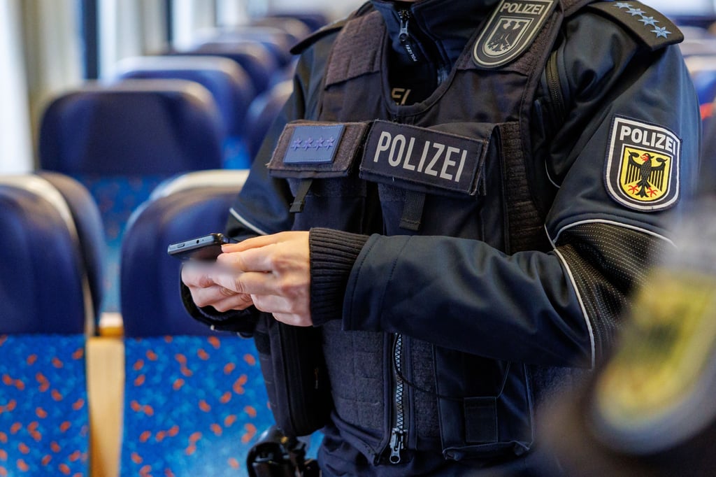 Die Bundespolizei nahm in Muldenstein zahlreiche Personalien auf. 