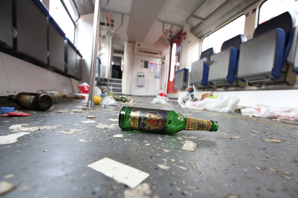 Immer wieder kommen Busse und Bahnen durch Fahrgäste zu Schaden. Oft durch Fußballfans, die ihre Mannschaften begleiten.