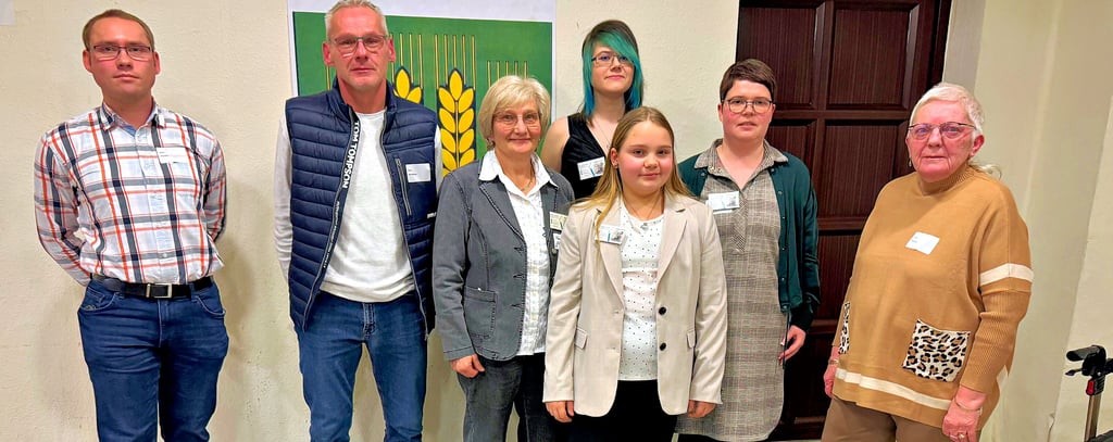 Während der Geburtstagsfeier in Groß Börnecke wurden vorbildliche Bürger der Stadt Hecklingen für ihr ehrenamtliches Engagement geehrt. Dabei handelte es sich um Martin Herbst (von links), Olaf Nürnberg, Ramona Görling, Emma Stein, Lina Hansen und Saskia Litzenberger sowie Dagmar Stange.