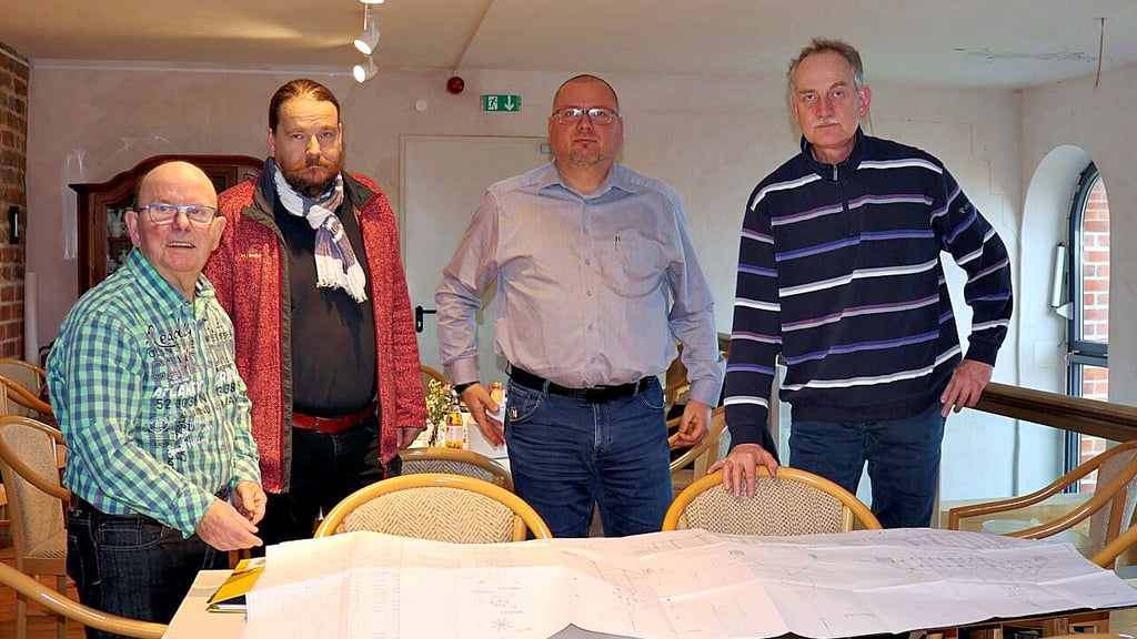 Wolfgang Hellwig, Michael Schrader, Kristian Fleischhack und Steffen Jakob (von links) planen in Sandau den Baufortschritt für den Kirchturm.