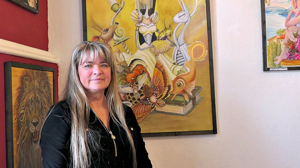 Kerstin Horn aus Löderburg ist eine der vier Künstler, deren Werke seit Sonntag im Stadt- und Bergbaumuseum zu sehen sind.