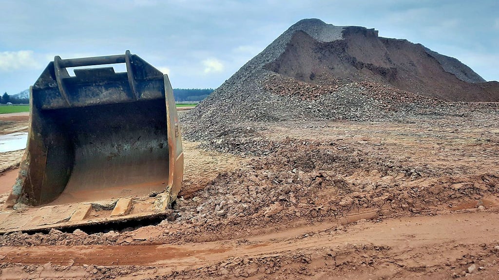 Auf der A14-Baustelle zwischen Schernikau und Uenglingen bei Stendal wird tonnenweise Material bewegt.