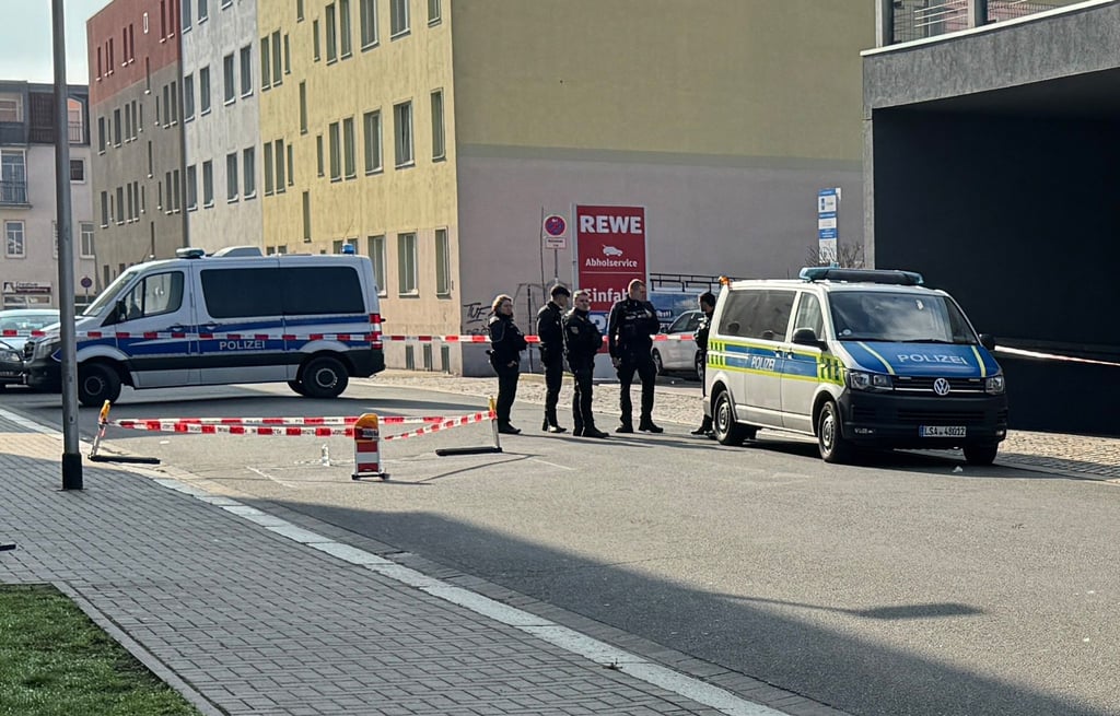 Ein 18-Jähriger soll bei einer Auseinandersetzung in Magdeburg zwei Menschen tödlich verletzt haben.
