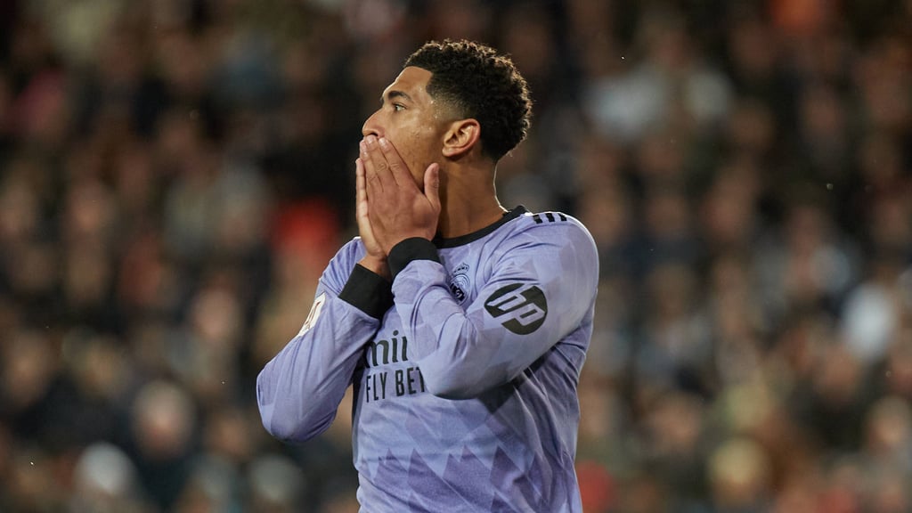 Jude Bellingham ist nach dem nicht gegebenen Tor und seiner roten Karte fassungslos.