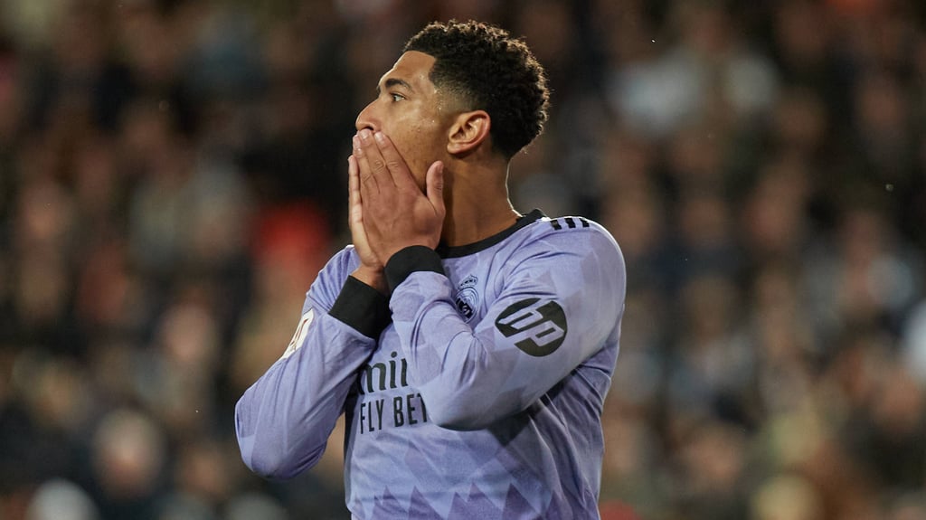 Jude Bellingham ist nach dem nicht gegebenen Tor und seiner roten Karte fassungslos.