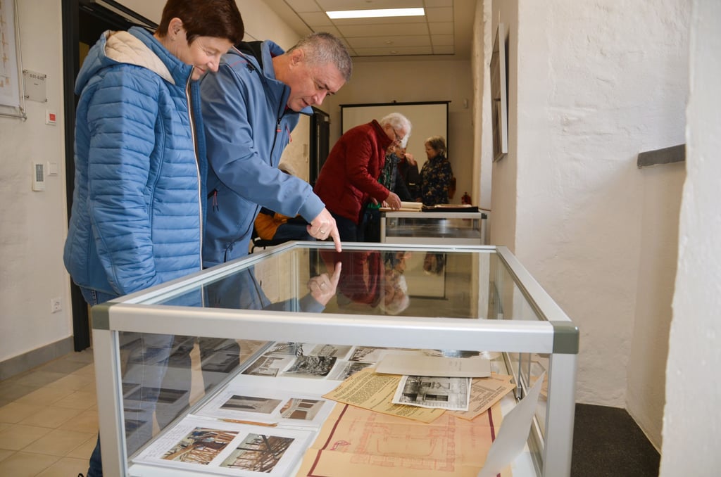 Am Wochenende empfing das Zerbster Stadtarchiv an seinem neuen Standort in der Breite die Besucher, die sich interessiert die Fotos anschauten, die ganz vielfältig die Stadtgeschichte widerspiegelten.