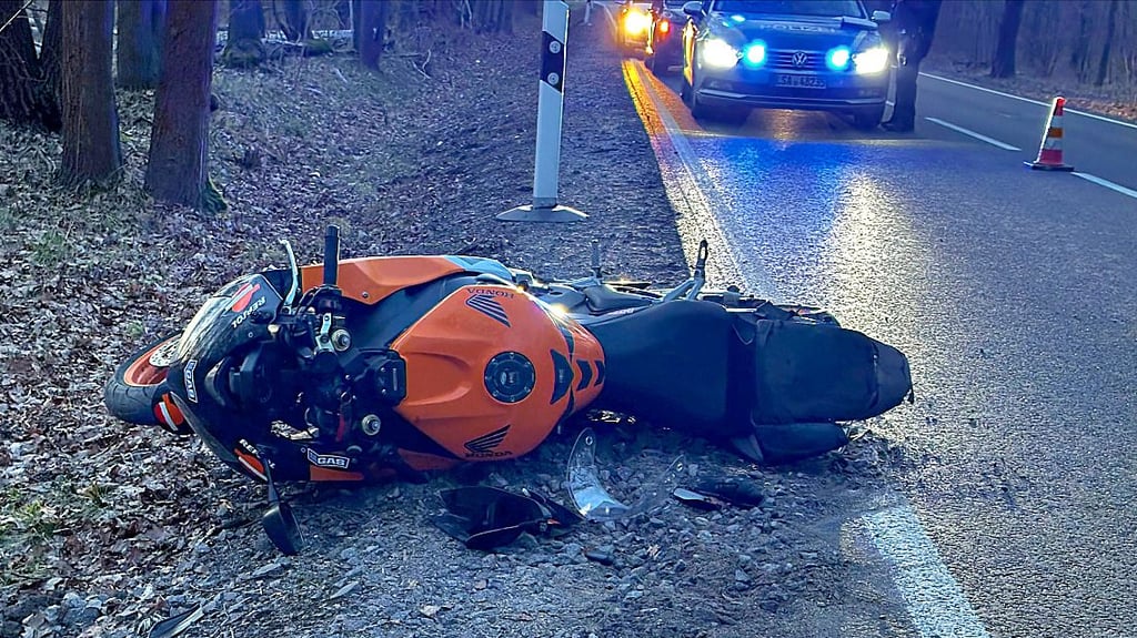 Der Motorradfahrer überschlug sich mehrmals auf der B 183.