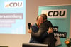 Andreas Scholtyssek wird von Marco Tullner umarmt. Der derzeitige Vorsitzende der CDU-Fraktion im Stadtrat nimmt eine Auszeit.    