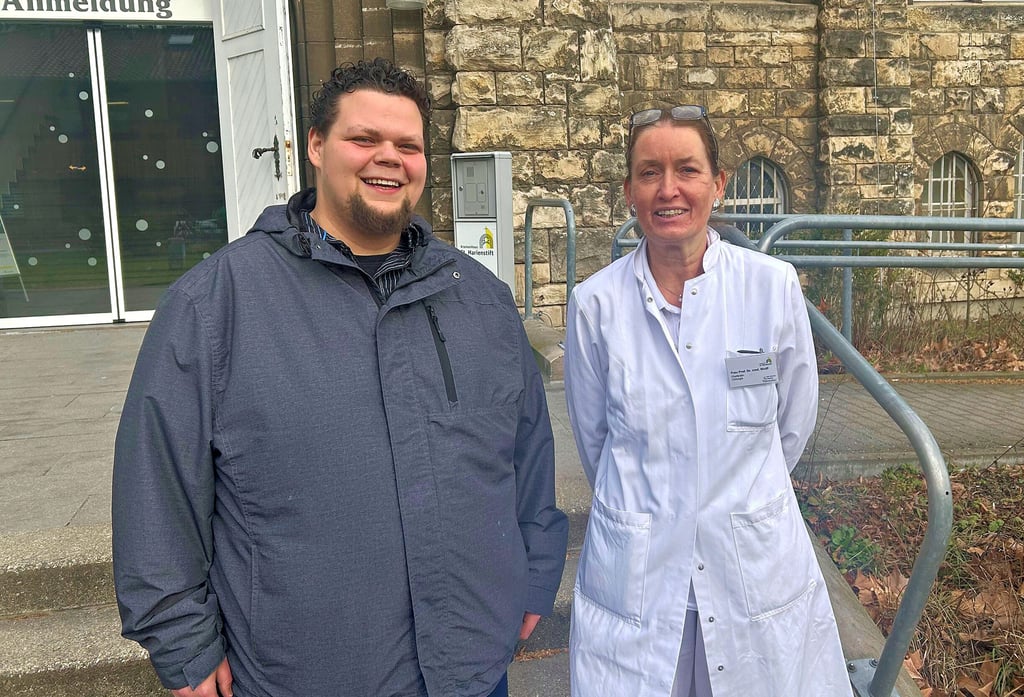 Der 25-jährige Lukas Schneider hat durch eine OP am Magen bereits 120 Kilo abgenommen. Chefchirurgin Professor Stefanie Wolff begleitet den Magdeburger seit Anfang 2022 auf seinem Weg.