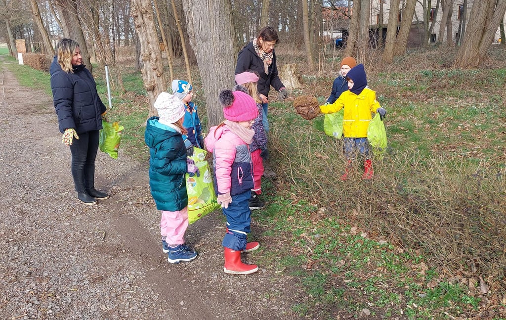 Die Wichtel, Schlossgeister, Erzieher und der Grüne Stammtisch sammelten Müll rund um den Schlosspark.