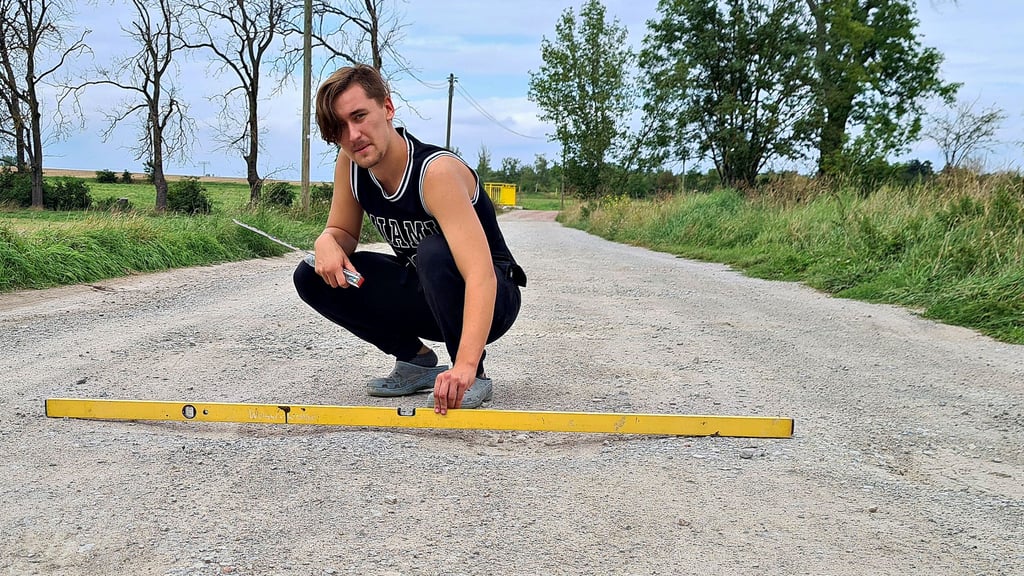 Sven Oliver Wedde hat gemeinsam mit seinem Vater die Schlaglöcher auf der Marbestraße dokumentiert.