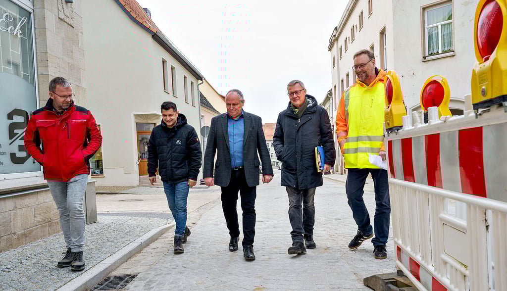 Noch einmal ein prüfender Blick auf die neue Oberstraße: Bauabnahme mit Bauamtsmitarbeiter Mario Albrecht (v.l.), Meli-Bauleiter Riccardo Weber, Jörg Schneider, Freyburgs stellvertretender Bürgermeister, Dieter Spudich von der IPN Ingenieurgesellschaft Naumburg und Knut Witzmann von der örtlichen Bauüberwachung.