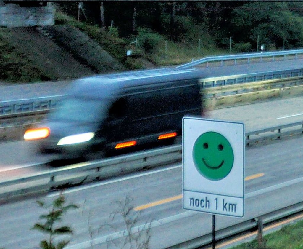Ein Teil der Autobahn-Baustelle wird freigegeben. Bis die Gemütslage der Autofahrer im Jerichower Land jener des Smileys am Fahrbahnrand der Autobahn 2 entspricht, dauert es nun nicht mehr lange.