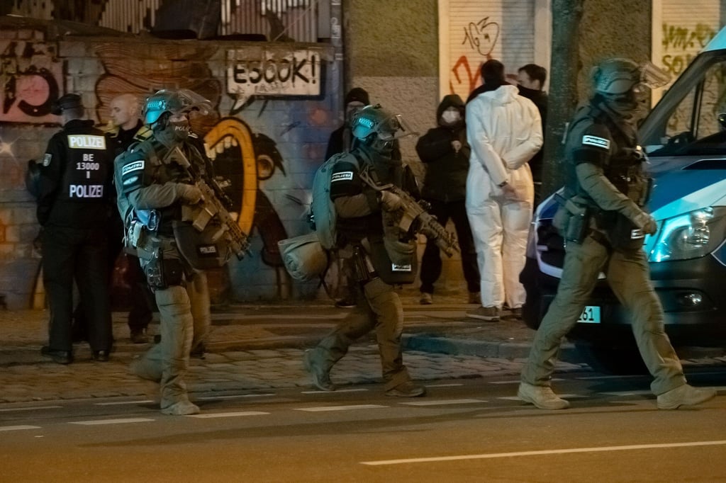 SEK-Beamte verlassen das Grundstück am Abend im Stadtteil Friedrichshain.