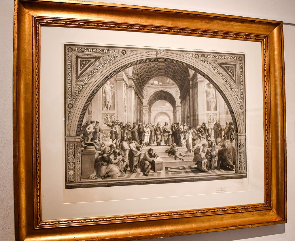 Das ist der  Kupferstich von Louis Jacobys „Schule von Athen“, den er um 1900 seiner Vaterstadt  Havelberg geschenkt hatte. Im Prignitz-Museum ist das Bild Teil der Kabinettausstellung. Sie ist bis Juni zu sehen.