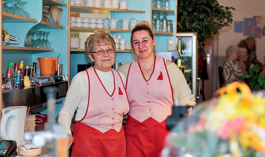 Bärbel Käding (links) übergibt ihr Eiscafé an Nicole Krüger. 