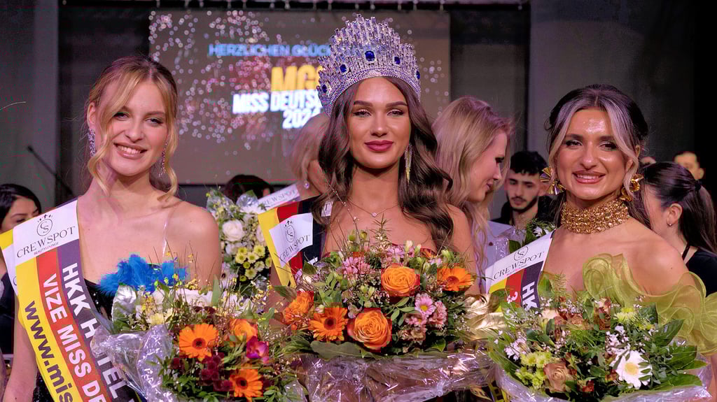 Angetreten als „Miss Mitteldeutschland“ hat sich Celina Weil in Wernigerode die Krone gesichert, sie ist die „Miss Deutschland“. Platz zwei ergatterte „Miss Ostdeutschland“ Taya Wolf (links), Platz drei belegte Regina Gelt, die „Miss Westdeutschland“.