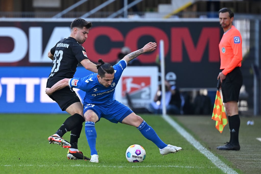 Baris Atik vom 1. FC Magdeburg gegen den Paderborner Marcel Hoffmeier. Atik zählte noch zu den besseren Spielern vom FCM, fand aber auch keine Lösung.