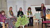 Die Frauen haben die Mitte im Gemeindesaal der Kanzler von Pfau’schen Stiftung bunt gestaltet.
