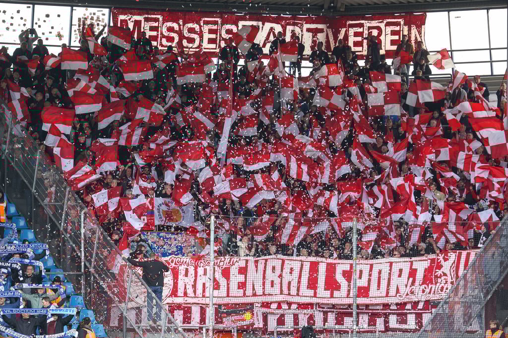 Die mitgereisten RB-Fans zeigen in Bochum eine Fähnchen-Choreo.