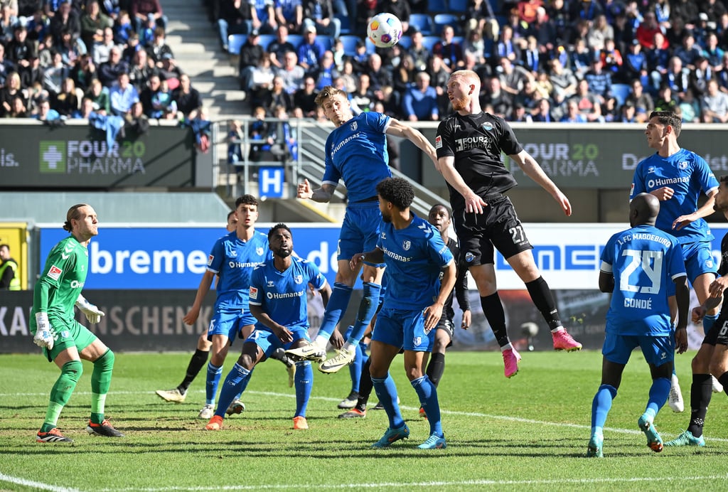 Mit vereinten Kräften hielten Luca Schuler (im Kopfball-Duell mit Kai Klefisch/r.) und Co. das Tor sauber. Doch der FCM-Stürmer musste vorzeitig vom Feld.