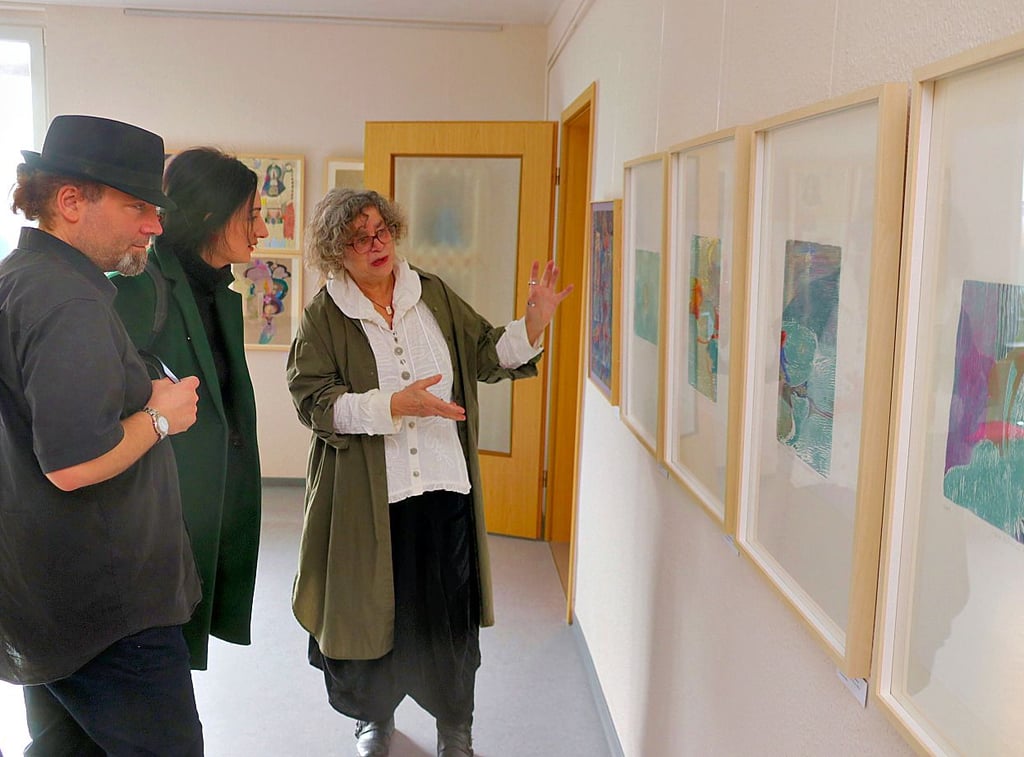 Iris Schmitz-Wilkeim Gespräch mit Besuchern der Ausstellung im Dorfgemeinschaftshaus Zeddenick.