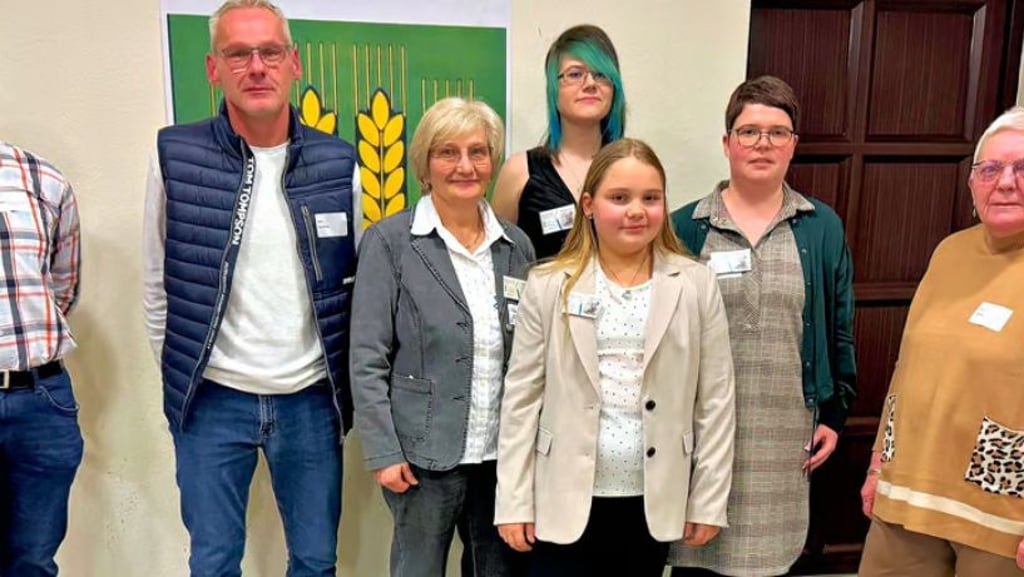 Während der Geburtstagsfeier in Groß Börnecke wurden vorbildliche Bürger der Stadt Hecklingen für ihr ehrenamtliches Engagement geehrt. Dabei handelte es sich um Martin Herbst (von links), Olaf Nürnberg, Ramona Görling, Emma Stein, Lina Hansen und Saskia Litzenberger sowie Dagmar Stange.