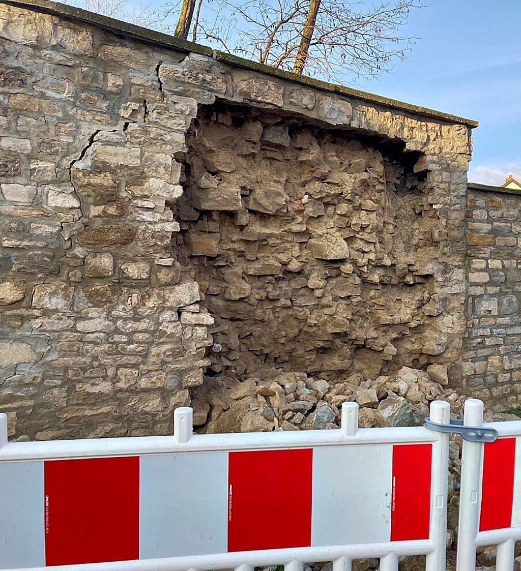 Die Kirchenmauer in Alsleben ist eingestürzt.