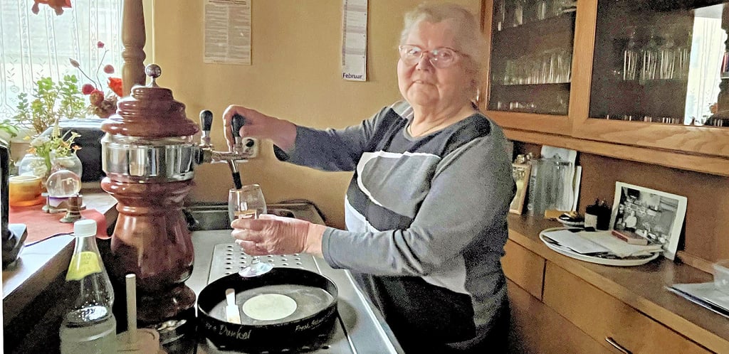 Resi Müller (in wenigen Wochen 88 Jahre alt) steht bis heute am Zapfhahn ihrer Gaststätte "Zum Amboss". Der Tresen wurde 1996 eingebaut.