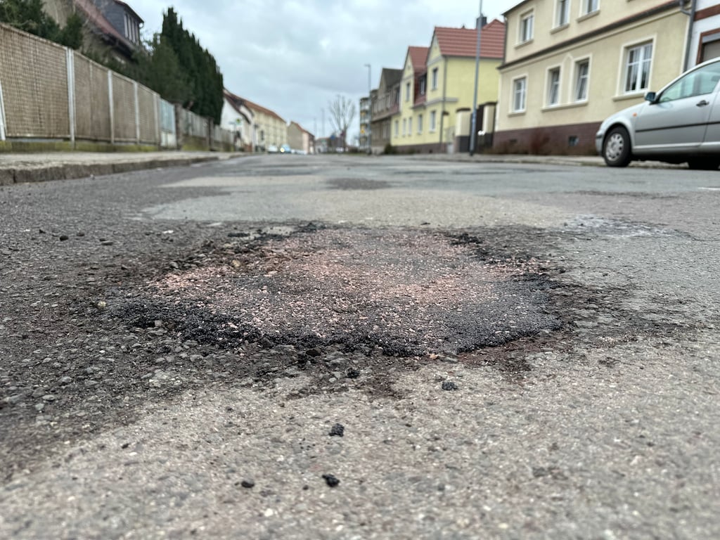 Die Holzstraße in Burg wird seit Jahren notdürftig geflickt. Jetzt soll die in den nächsten anderthalb Jahren ausgebaut werden.