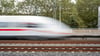 Doppelter Polizeieinsatz: Deutsche Bahn meldet zwei Zwischenfälle bei Zörbig - ICE fährt gegen Warnbake, IC gegen Teppich