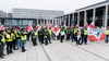 Mitarbeiter der der Unternehmenssparte Lufthansa Technik demonstrieren vor der Abflughalle im Terminal 1 des Flughafens BER.