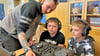 Besondere Arbeitsgemeinschaft an Grundschule Kühnau - „DJ Gockel“ lehrt das Auflegen von Musik