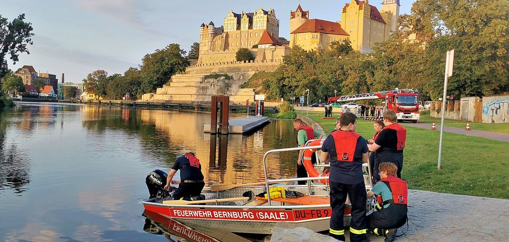 Eine Übung der Feuerwehr Bernburg an und auf der Saale, damit im Notfall jeder Handgriff sitzt.
