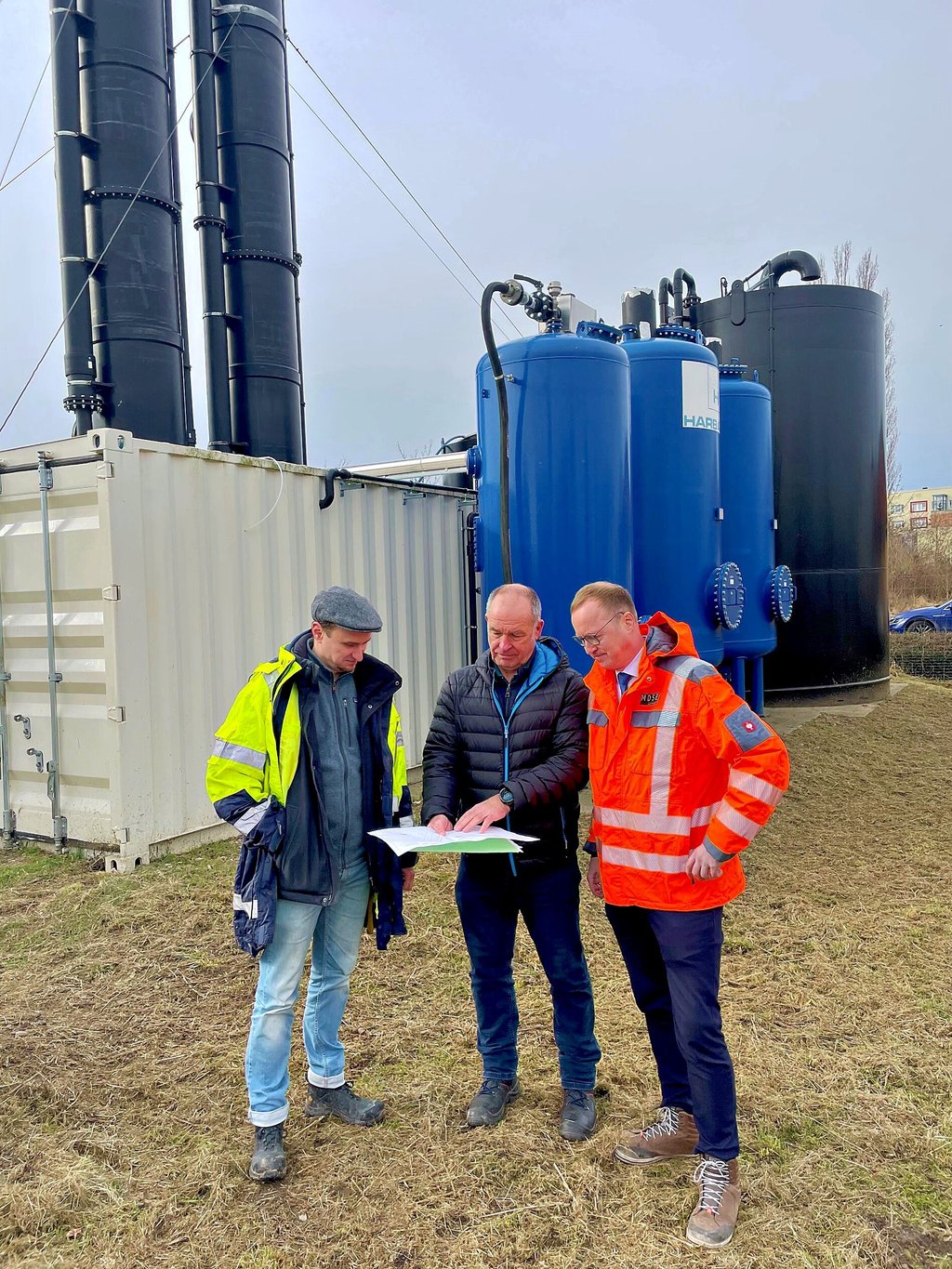 Projektleiter der Firma Herbauer, Frank Segbert (von links), MDSE-Projektingenieur Alexander Weiler und MDSE-Geschäftsführer Ingolf Puritz vor der Grundwasserreinigungsanlage in der Friedrichstraße.