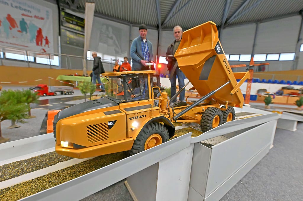 Die Modellbauer brachten rund 100 ihrer neuesten funkferngesteuerten Fahrzeuge mit und zeigten sie in Aktion.