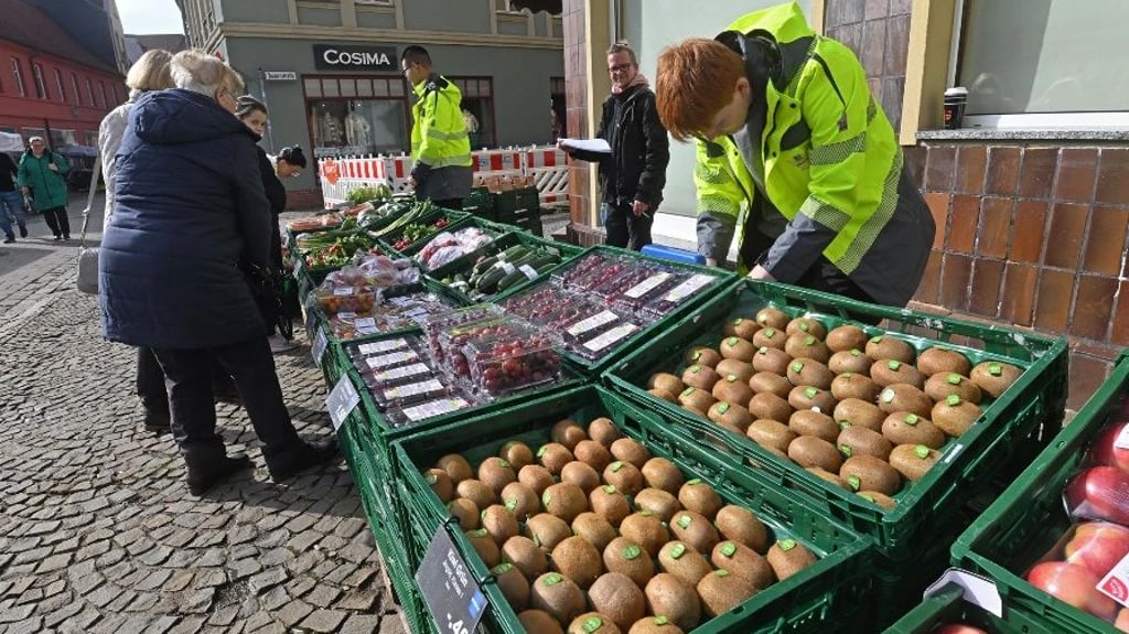 Der erste Grüne Markt des neuen Jahres lockt bei bestem Frühlingswetter auf den Ascherslebener Holzmarkt.