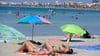 Menschen verbringen einen Sommertag am Strand Arenal.