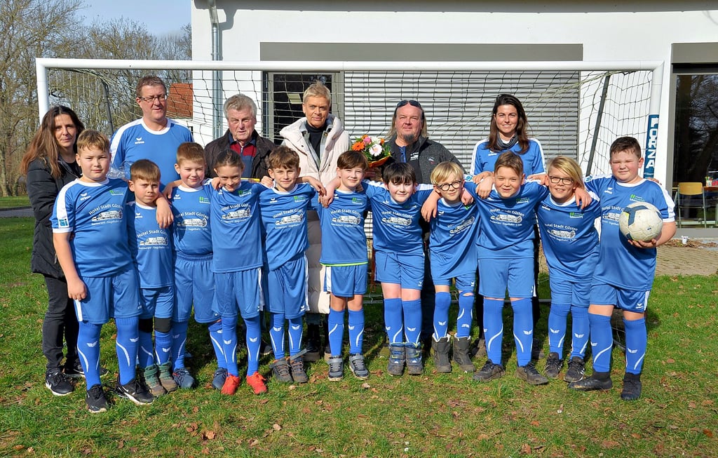 Elf Freunde sind sie schon. Und Sponsoren wie das Hotel Stadt Güsten wissen sie auch hinter sich. Jetzt muss die AG Fußball der Grundschule Rathmannsdorf nur noch fleißig mit ihren Trainern üben bis zum Turnier.