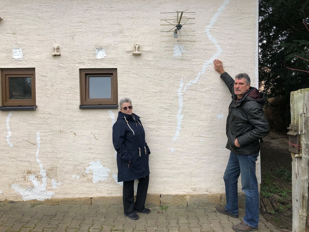 Das Haus von Karola und Steffen Friedrich in Plotha ist von Rissen durchzogen. Schuld ist der schlechte Zustand der B87, sagen sie.