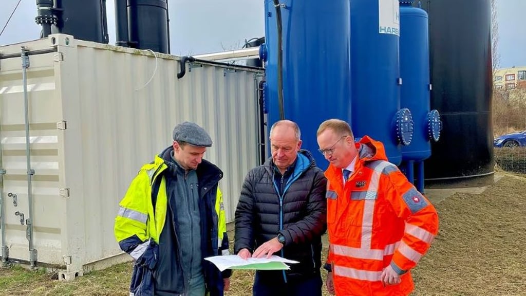 Projektleiter der Firma Herbauer, Frank Segbert (von links), MDSE-Projektingenieur Alexander Weiler und MDSE-Geschäftsführer Ingolf Puritz vor der Grundwasserreinigungsanlage in der Friedrichstraße.