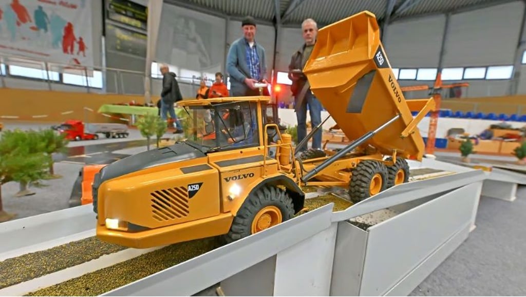 Die Modellbauer brachten rund 100 ihrer neuesten funkferngesteuerten Fahrzeuge mit und zeigten sie in Aktion.