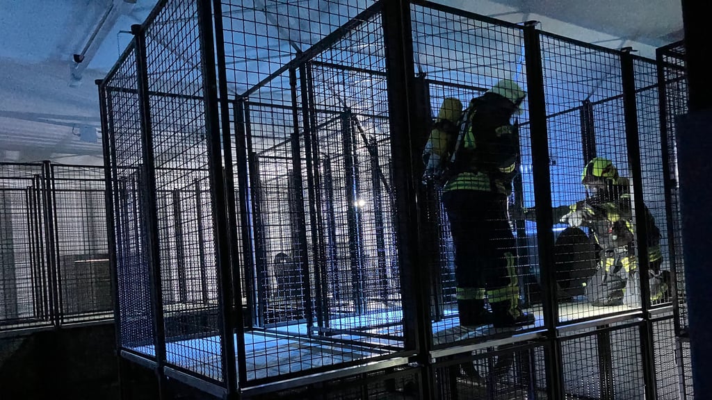 In der Feuerwehrtechnischen Zentrale (FTZ) in Staßfurt wird der Ernstfall simuliert, bei dem die ehrenamtlichen Einsatzkräfte ihre Kondition und Belastung testen.