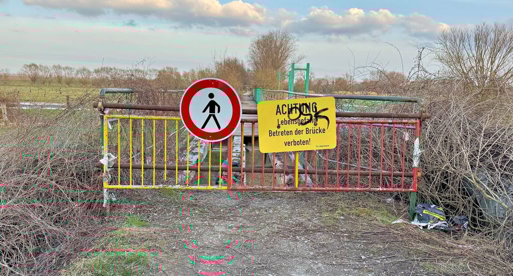 Die Brücke auf dem Europaradweg R1 in Gänsefurth ist aufgrund ihres schlechten Zustandes gesperrt. Der Radverkehr wird daran vorbeigeleitet.