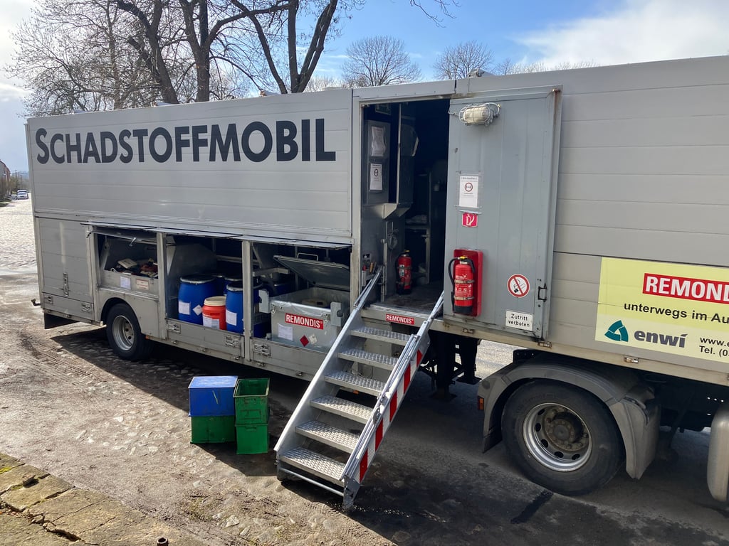 Erste von drei Sammlungen im Jahr: Feuerlöscher, Lacke, Klebstoffe -  Remondis schickt Schadstoffmobil durch Dessau-Roßlau