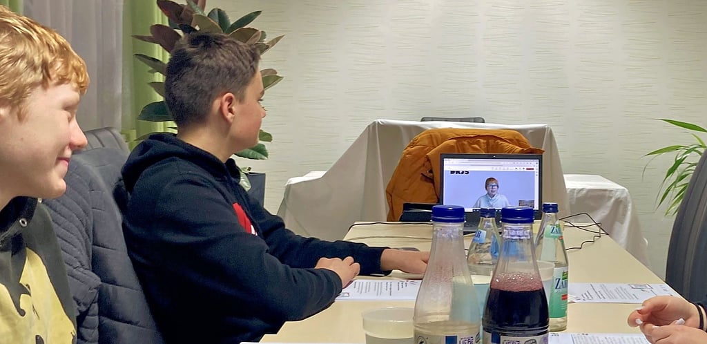Kinder beim Online-Beratungsgespräch mit einer Mitarbeiterin der Deutschen Kinder- und Jugendstiftung.