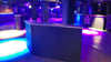 Die Tanzfläche im Joker-Club in Stendal: DJs legen nicht länger auf einem Podest auf, sondern sind näher am Publikum. Raumtrenner begrenzen die Tanzfläche und dienen als Ablagefläche.