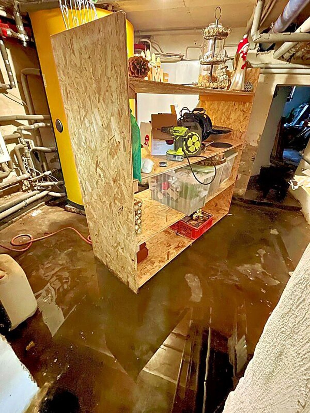 Ohne Gummistiefel geht es für Gerald Stamm nicht in den Keller seiner ehemaligen Bäckerei. Zentimeterhoch steht das Wasser, an den Wänden zieht die Nässe hoch.